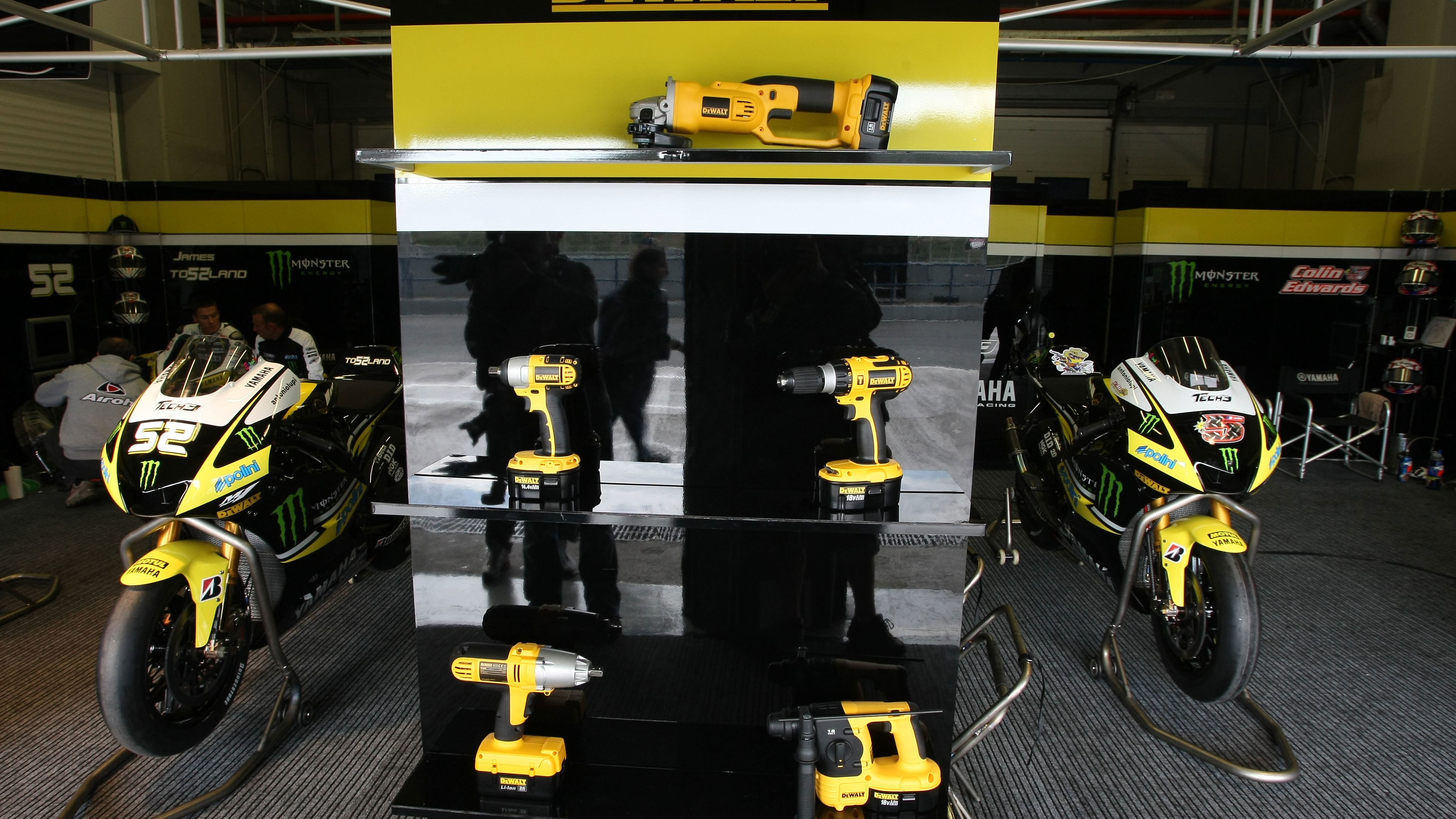Tech 3, wall dividing Toseland and Edwards, Jerez MotoGP Test 2009