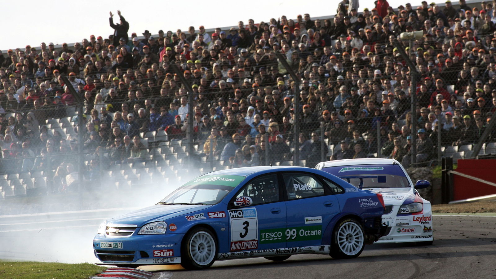 Jason Plato (GBR) RML Chevrolet Lacetti slides at Paddock Hill Bend