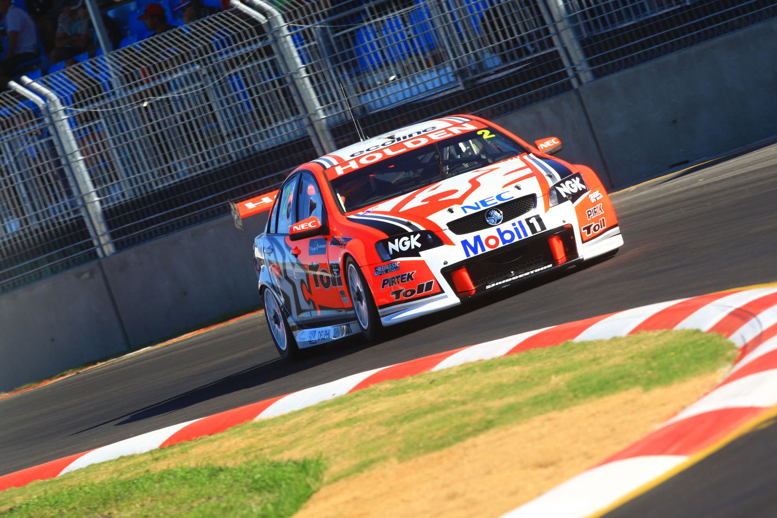 Garth Tander, (aust) Toll HRT Commodore
Races 11 & 12 V8 Supercars
The Dunlop Townsville 400
