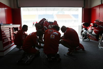 Ducati Mechanics, Qatar MotoGP Test 1-3rd, March, 2005