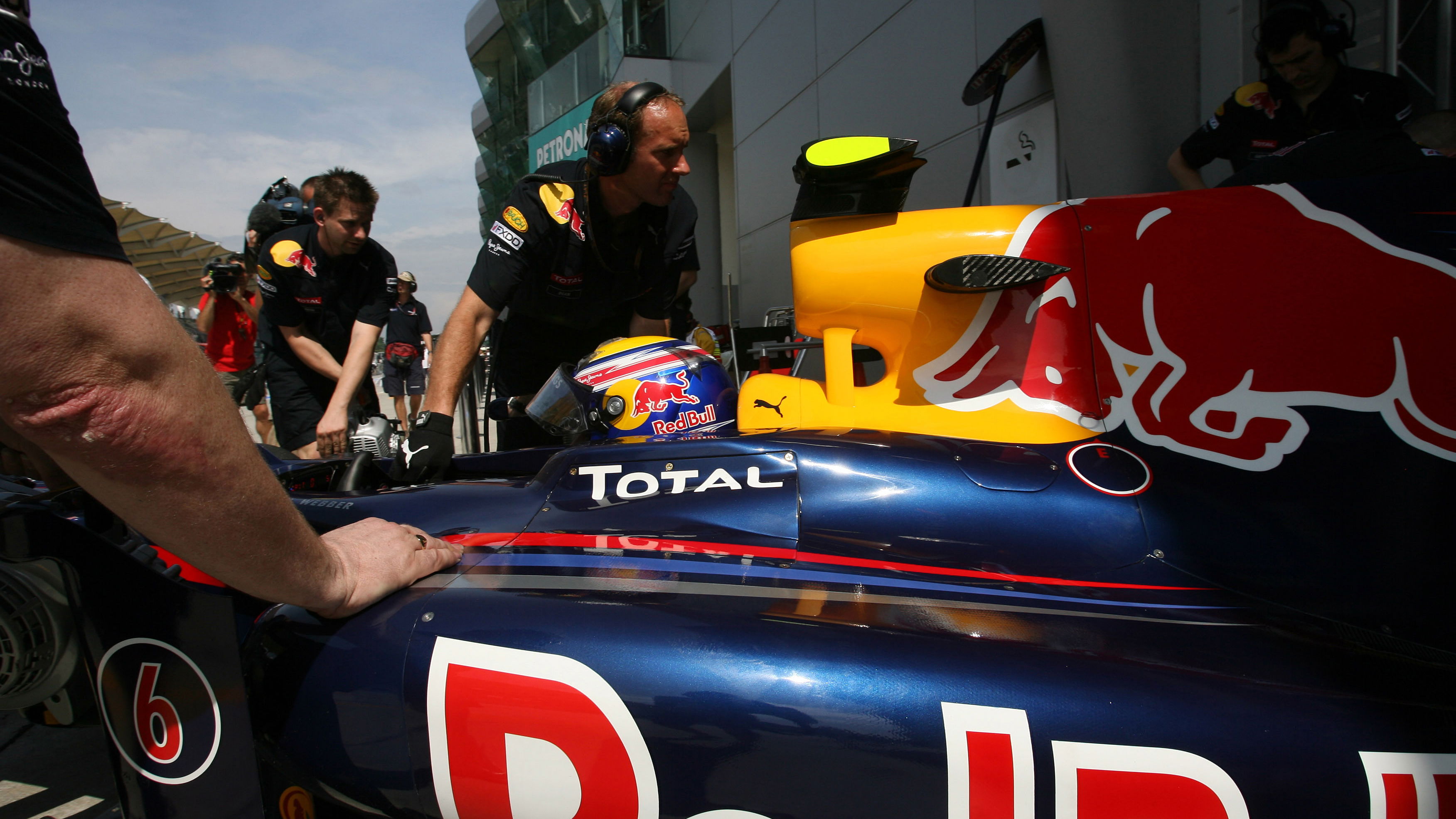 Friday Practice 1, Mark Webber (AUS), Red Bull Racing, RB6