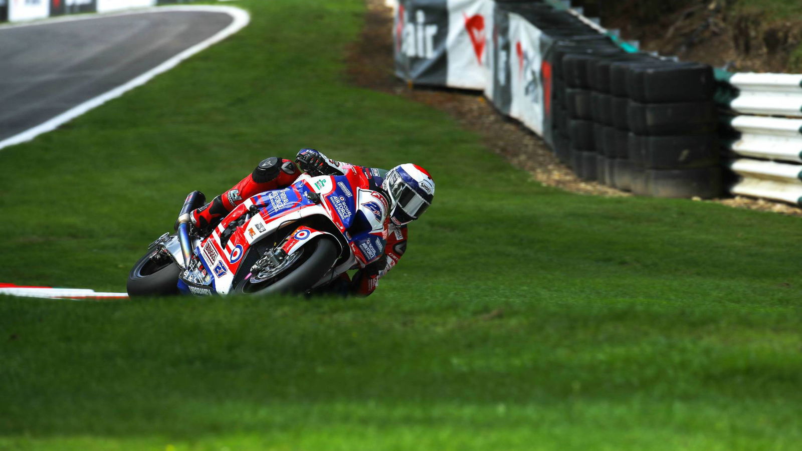 Dixon bolts clear at Cadwell Park