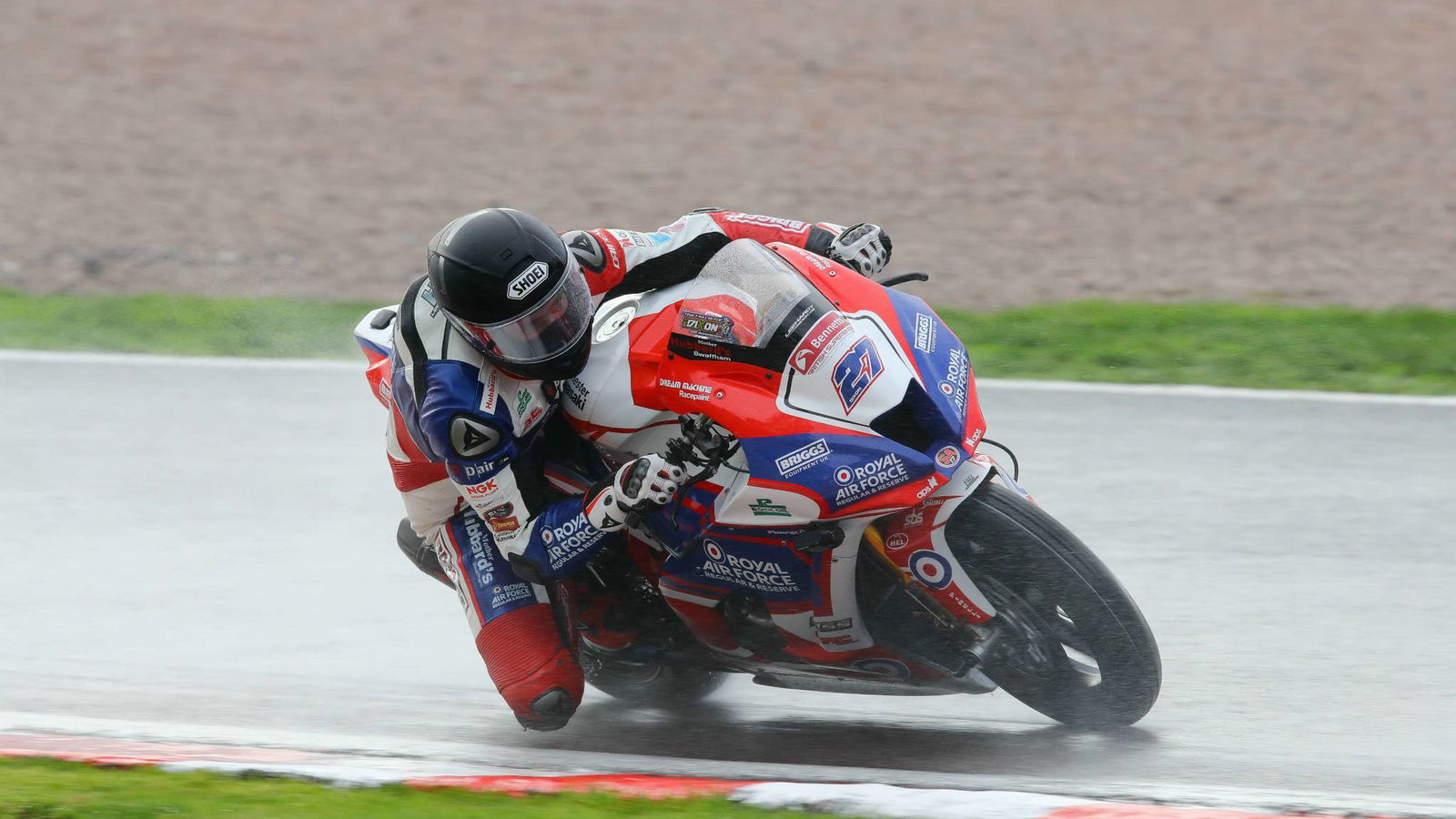 Dixon masters wet opener, Haslam recovers to third