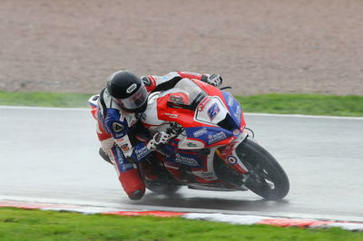 Dixon masters wet opener, Haslam recovers to third