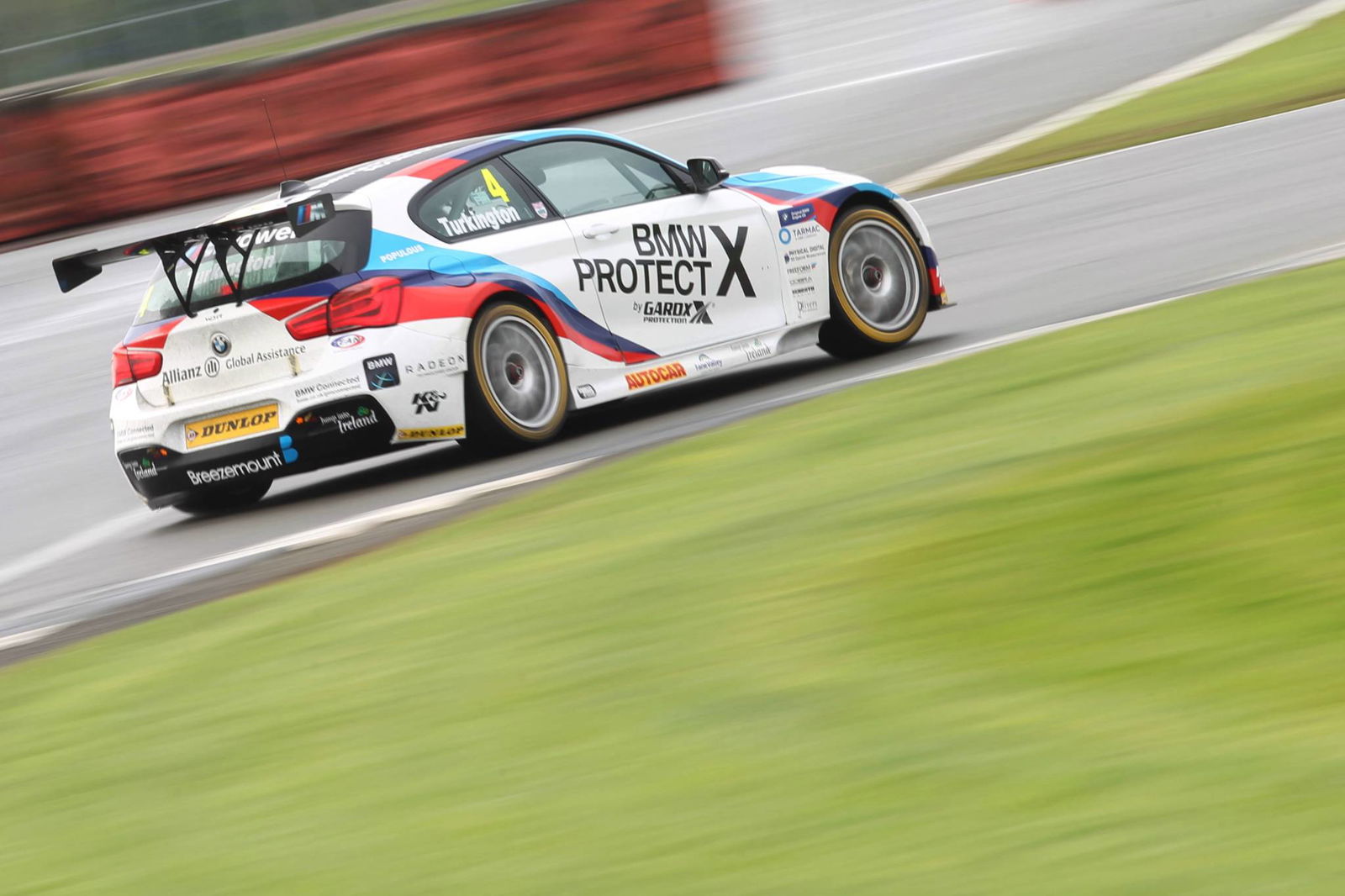 Moffat wins damp opener, Sutton closes in on title