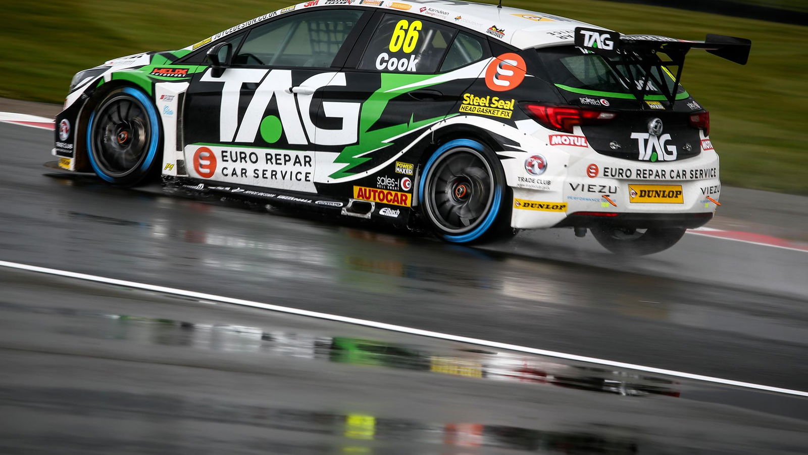 Cook snatches pole from Smiley at Donington Park