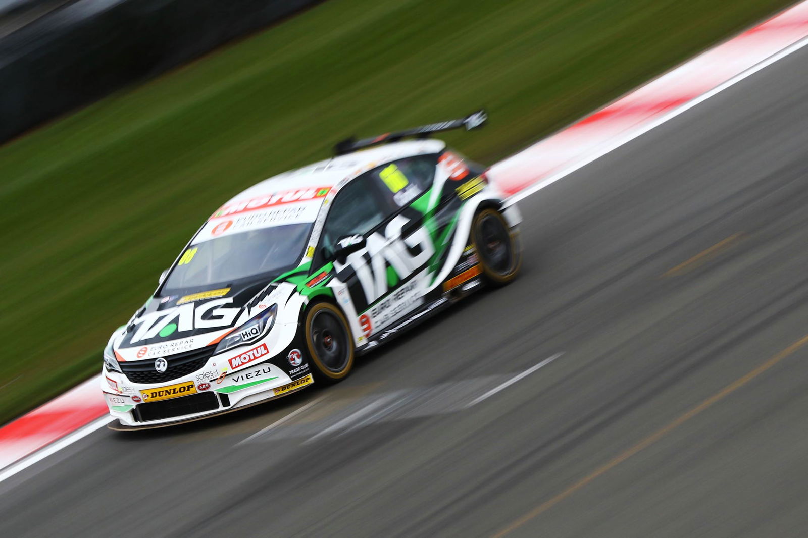 Cook snatches pole from Smiley at Donington Park