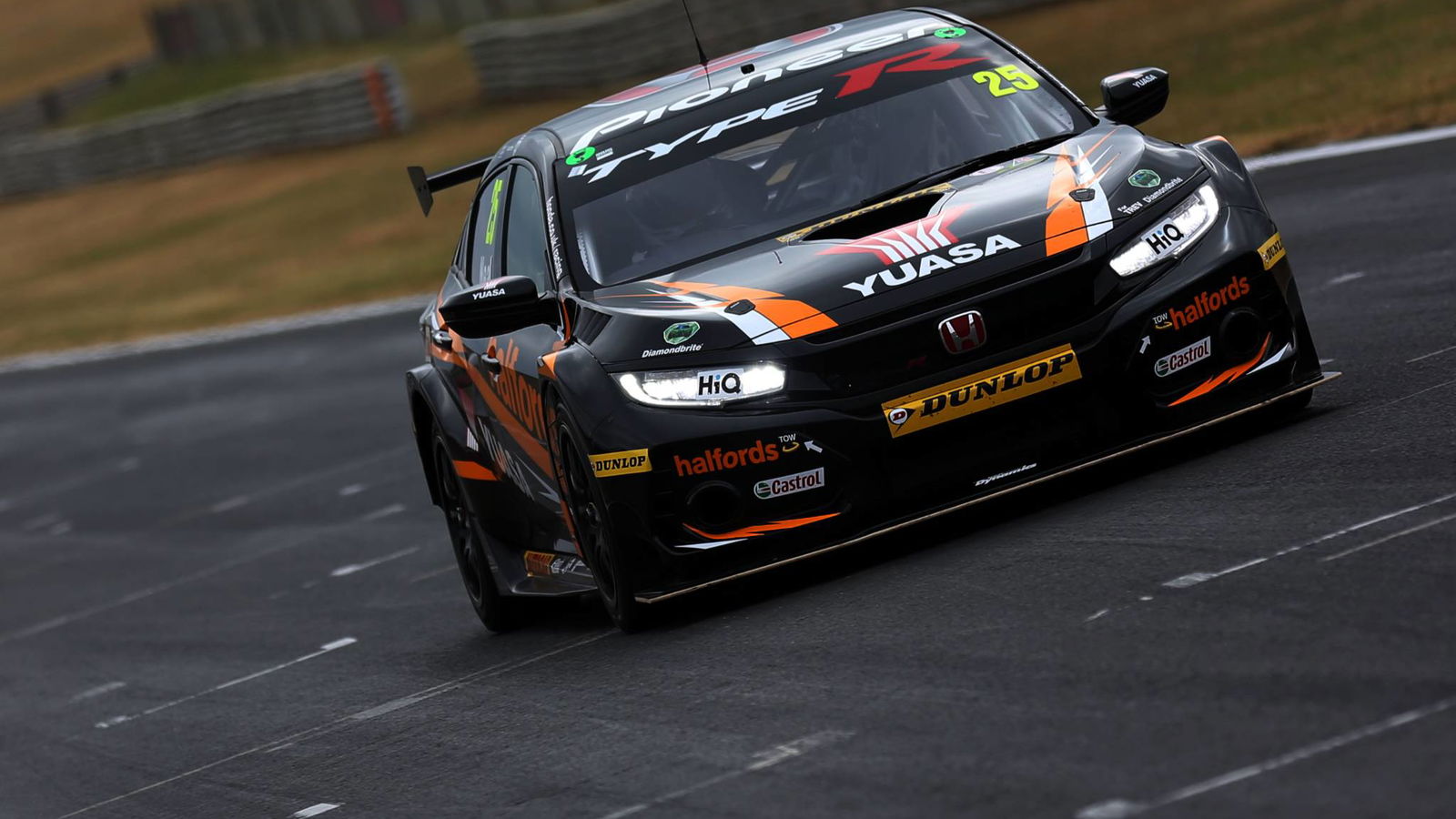 Neal claims victory in Diamond Double BTCC race