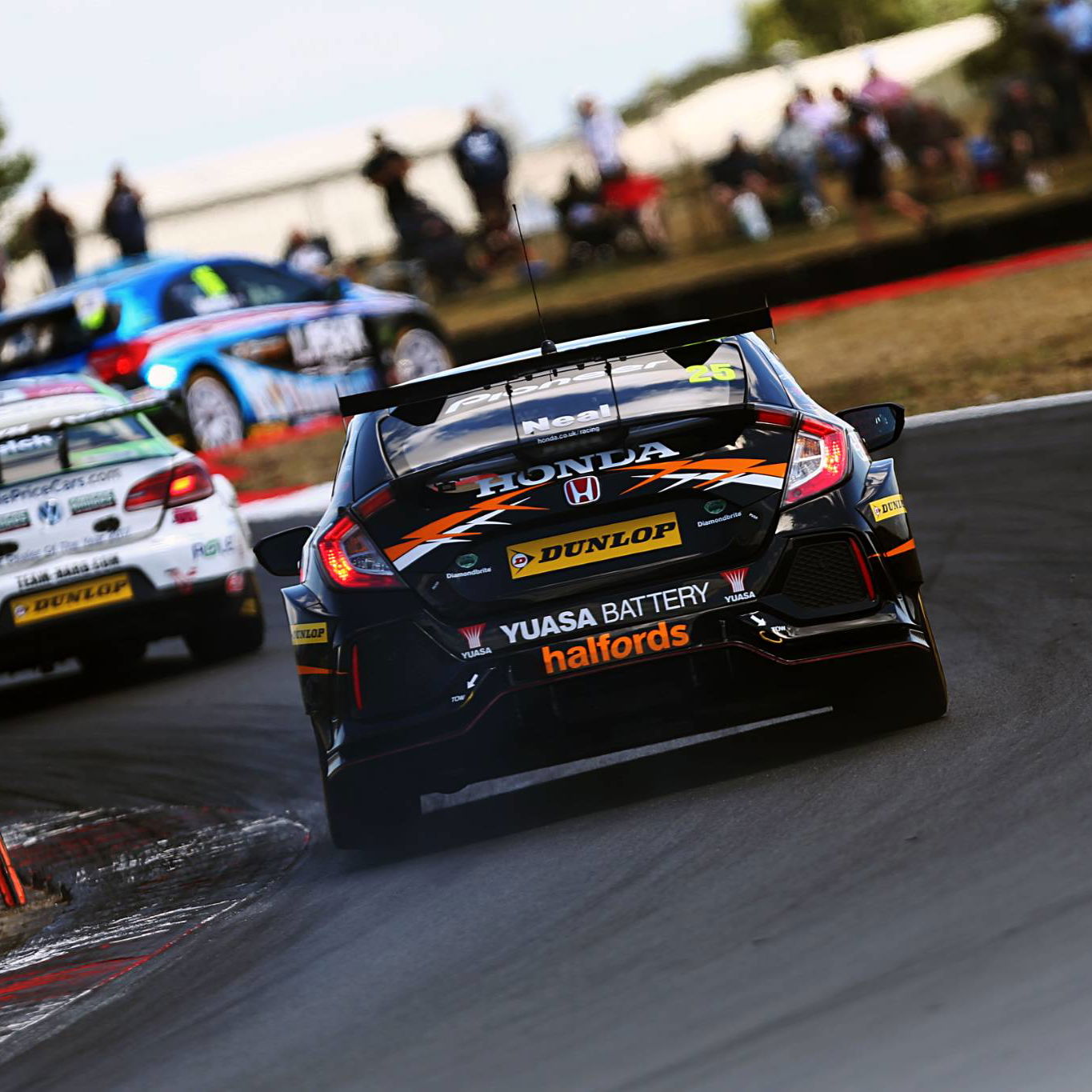 Neal narrowly beats Shedden to Thruxton pole