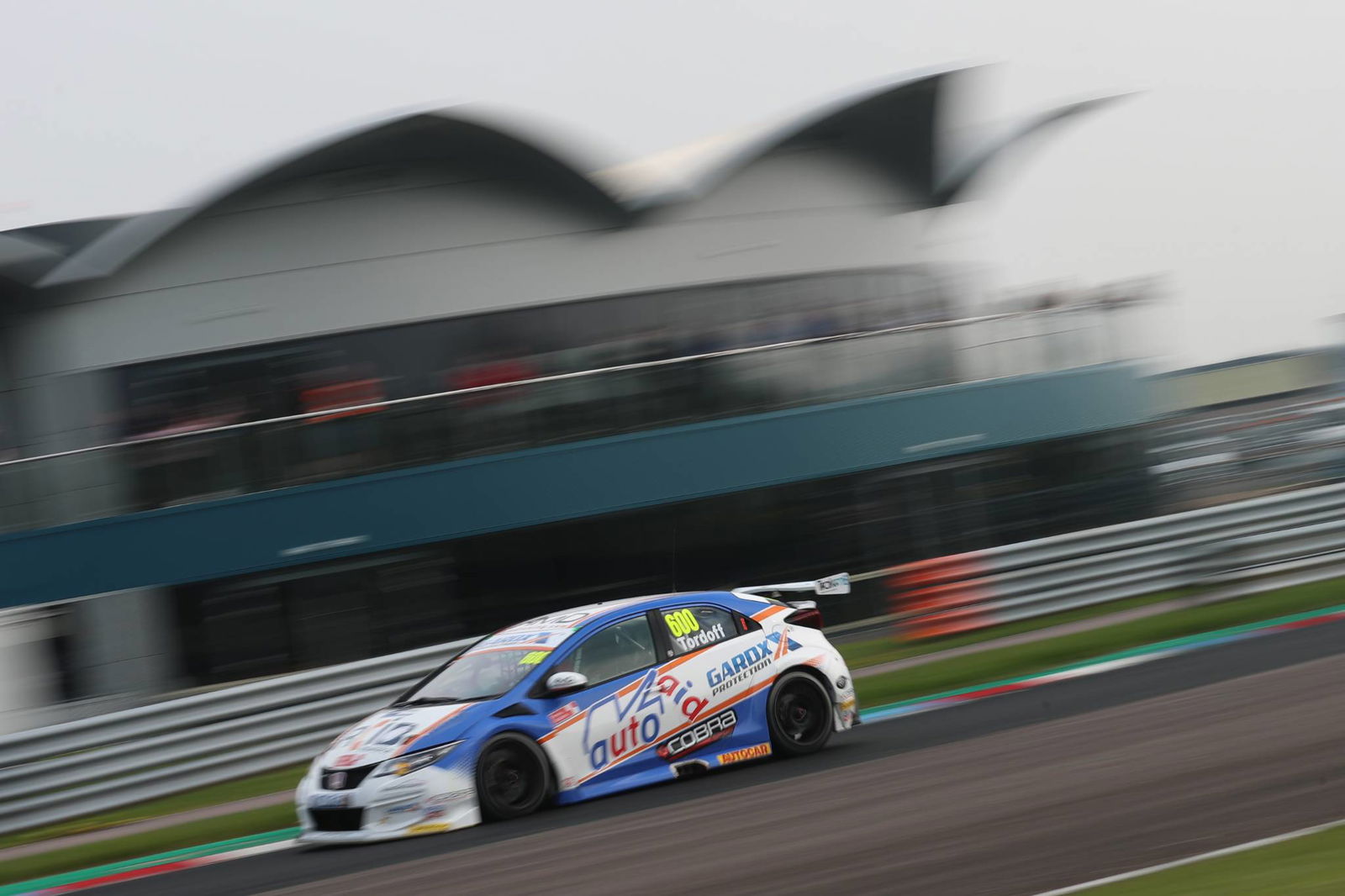 Cammish leads Honda 1-2 in second practice