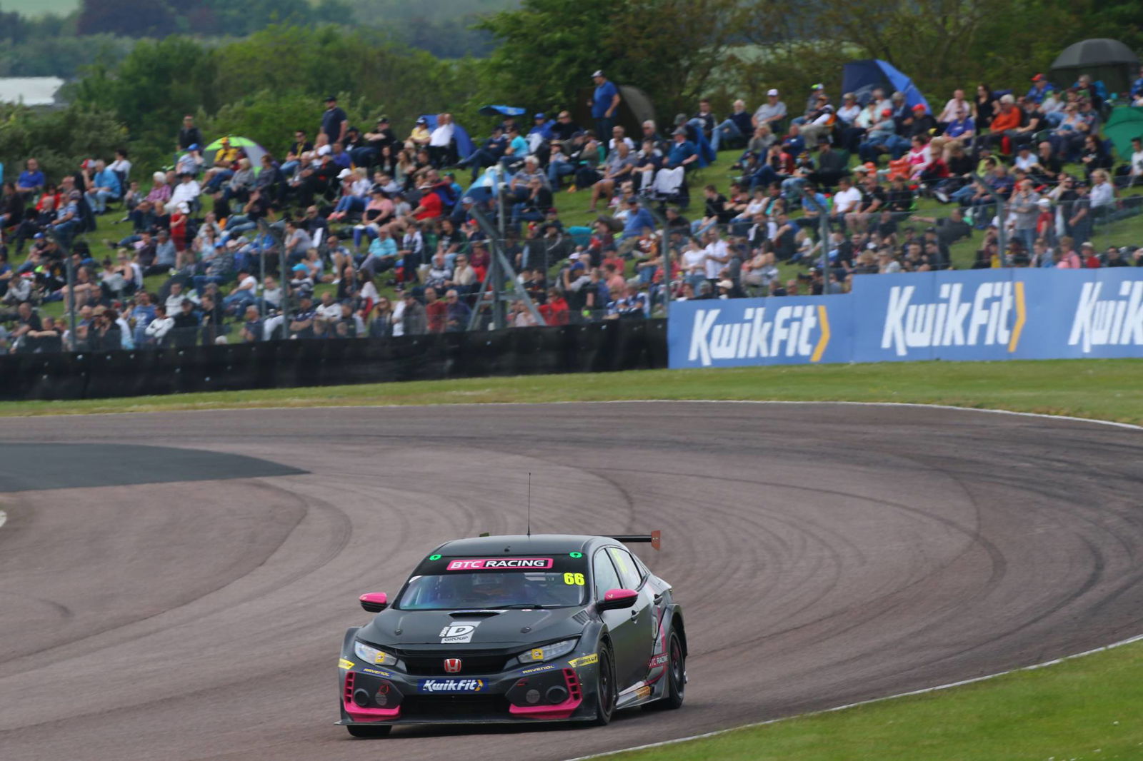 Tordoff converts pole to win in Thruxton opener