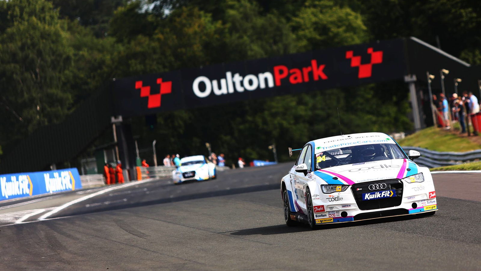 Hill takes maiden win in dramatic final race after Neal clash