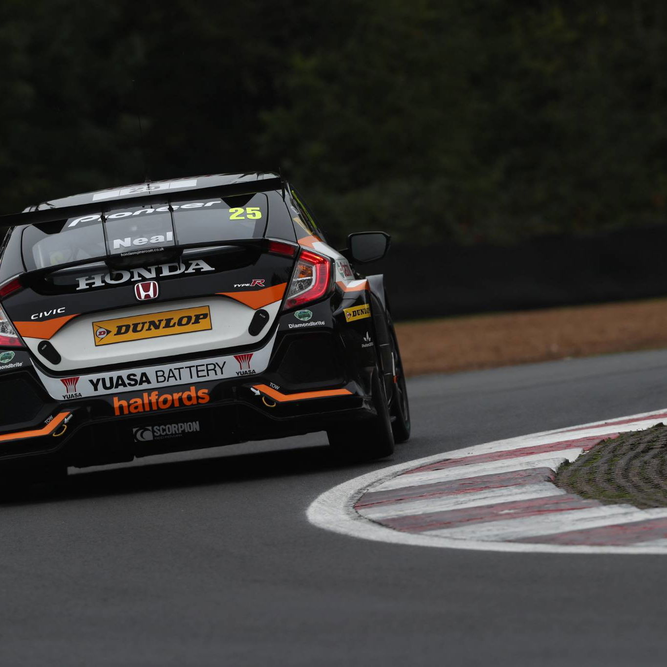 Neal narrowly beats Shedden to Thruxton pole
