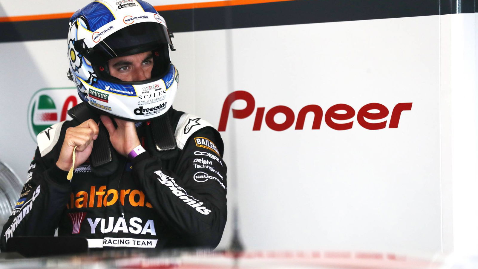 Cammish dominates second practice at Thruxton