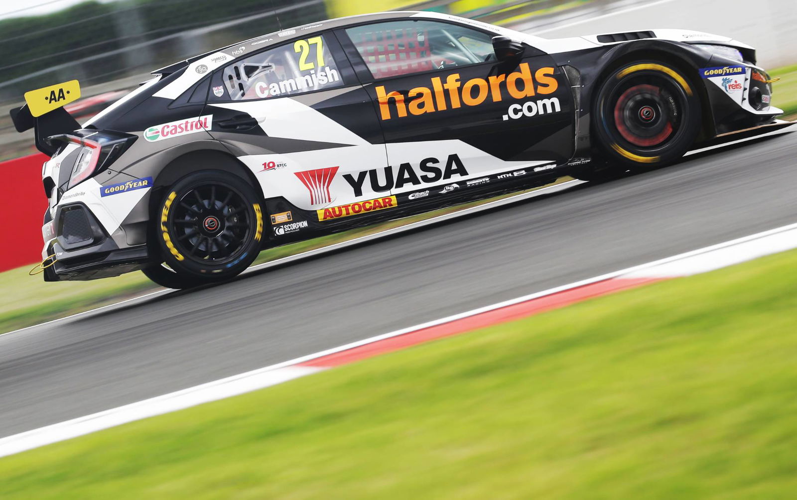 Cammish dominates second practice at Thruxton