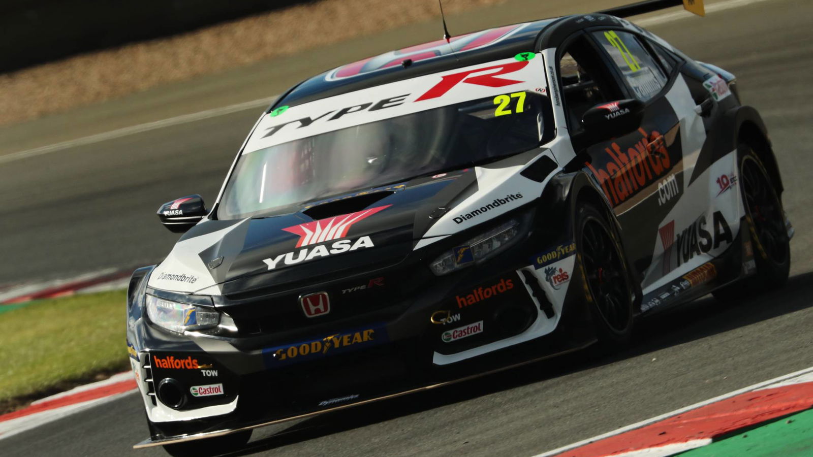 Cammish wins thrilling BTCC opener 