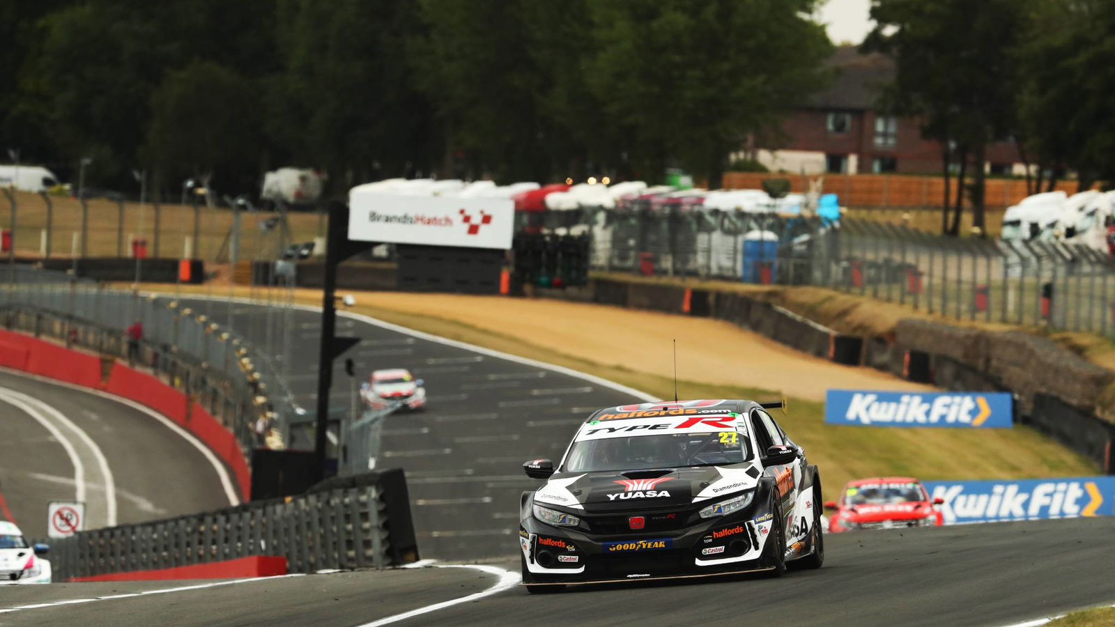 Cammish wins Brands opener after Butcher puncture 