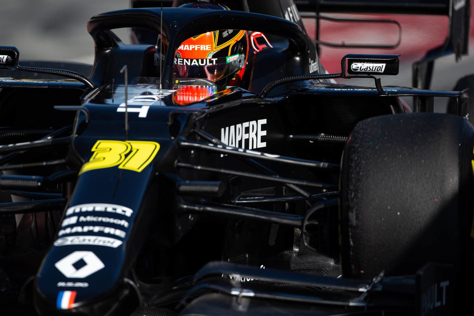 Hamilton delays Mercedes contract talks