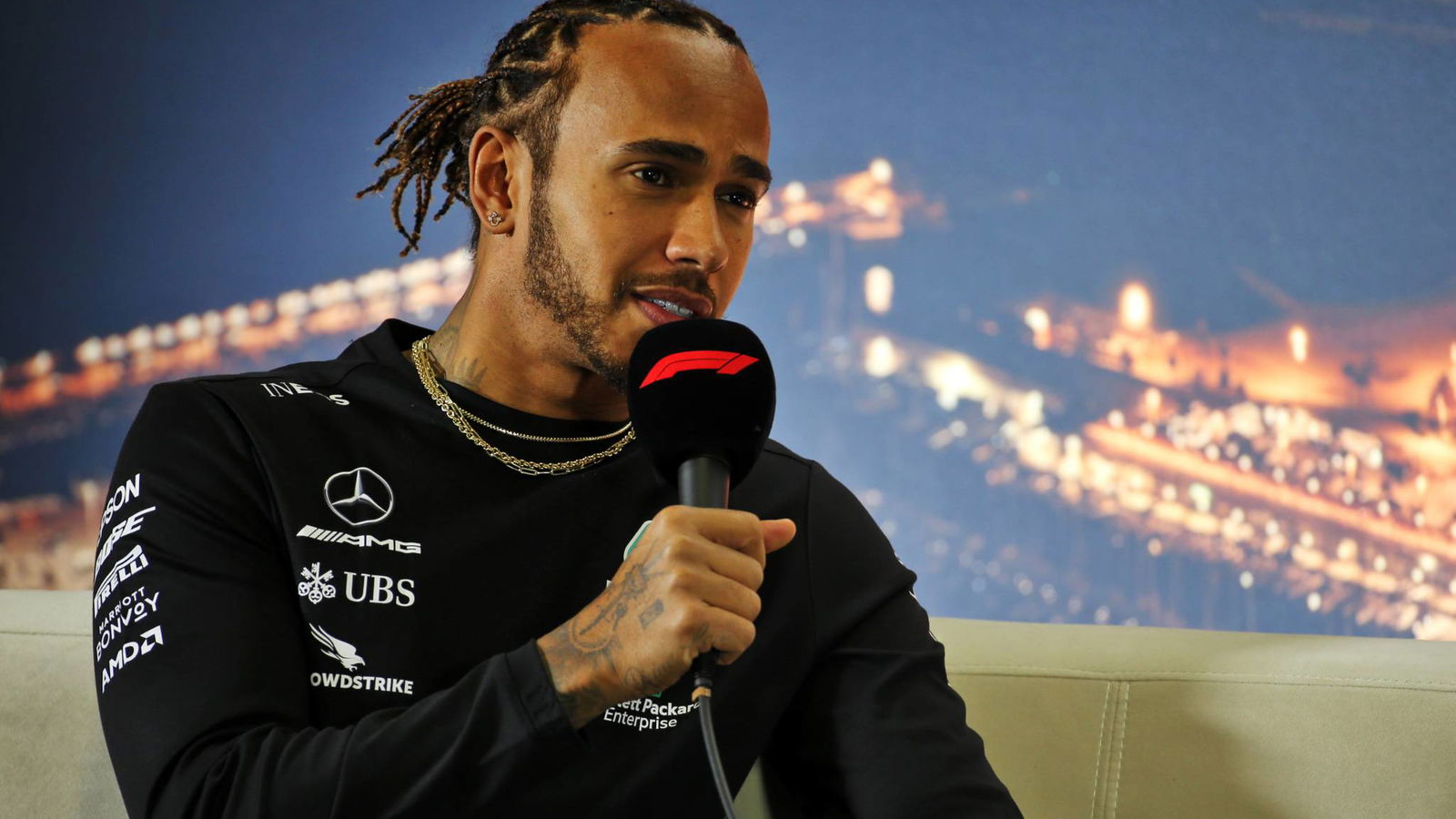 Hamilton delays Mercedes contract talks