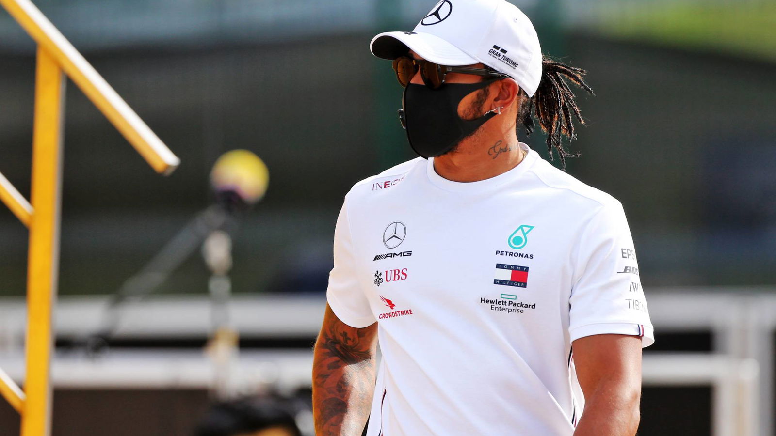 ‘Not the right time’ to sign “big” new Mercedes F1 deal - Hamilton