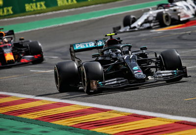 Hamilton melaju menuju kemenangan GP F1 Belgia di depan Bottas