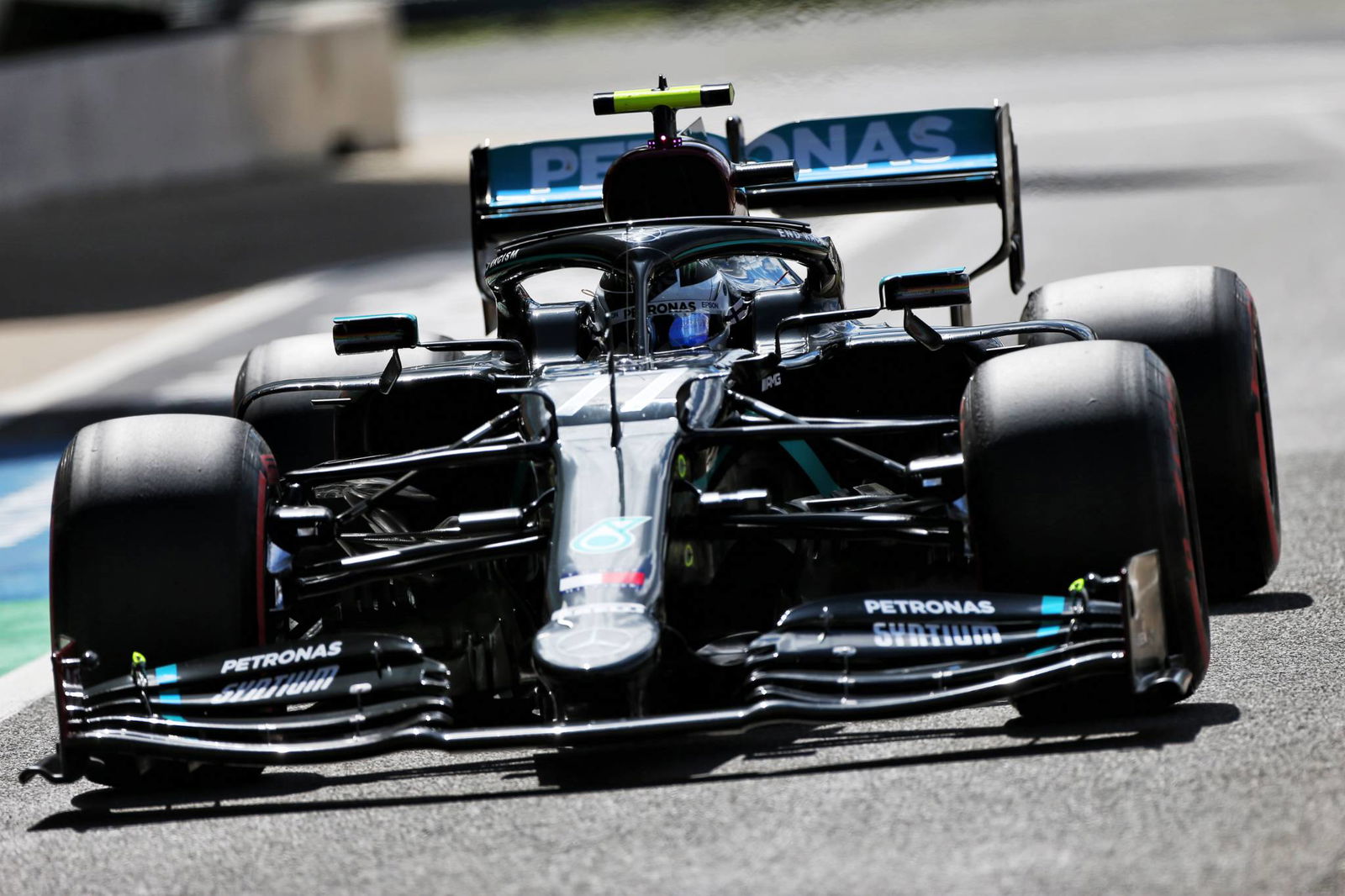 Silverstone membuat perubahan penghalang F1 setelah Kvyat jatuh