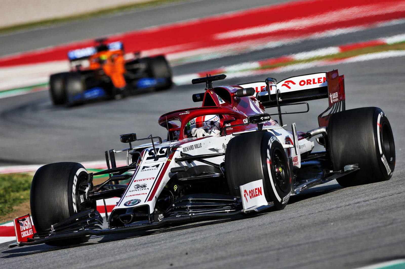 Vettel menggoda kecepatan Ferrari saat Hamilton gagal
