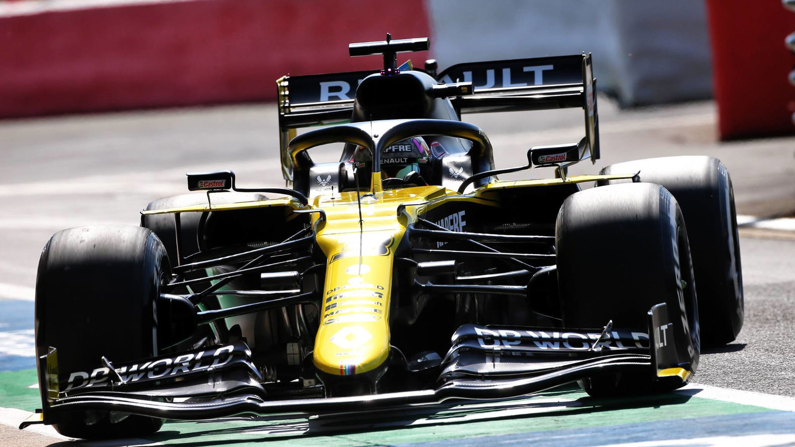 Renault melanggar jam malam karena Ricciardo mengambil sasis F1 baru