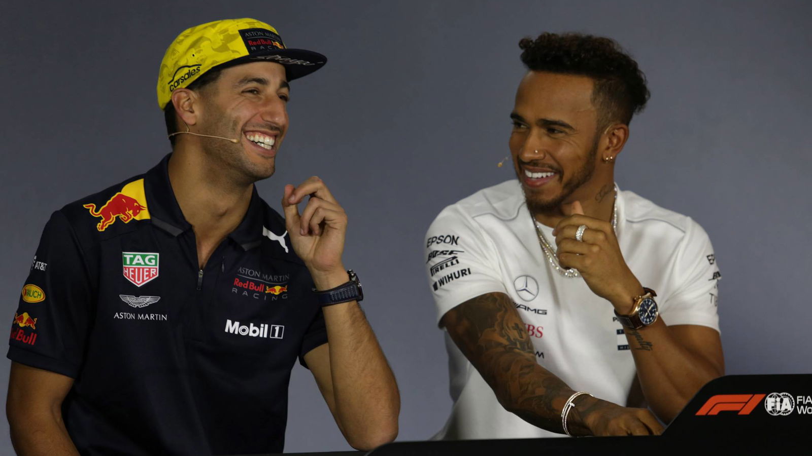 Hamilton memperingatkan rival F1 Ricciardo untuk tidak 