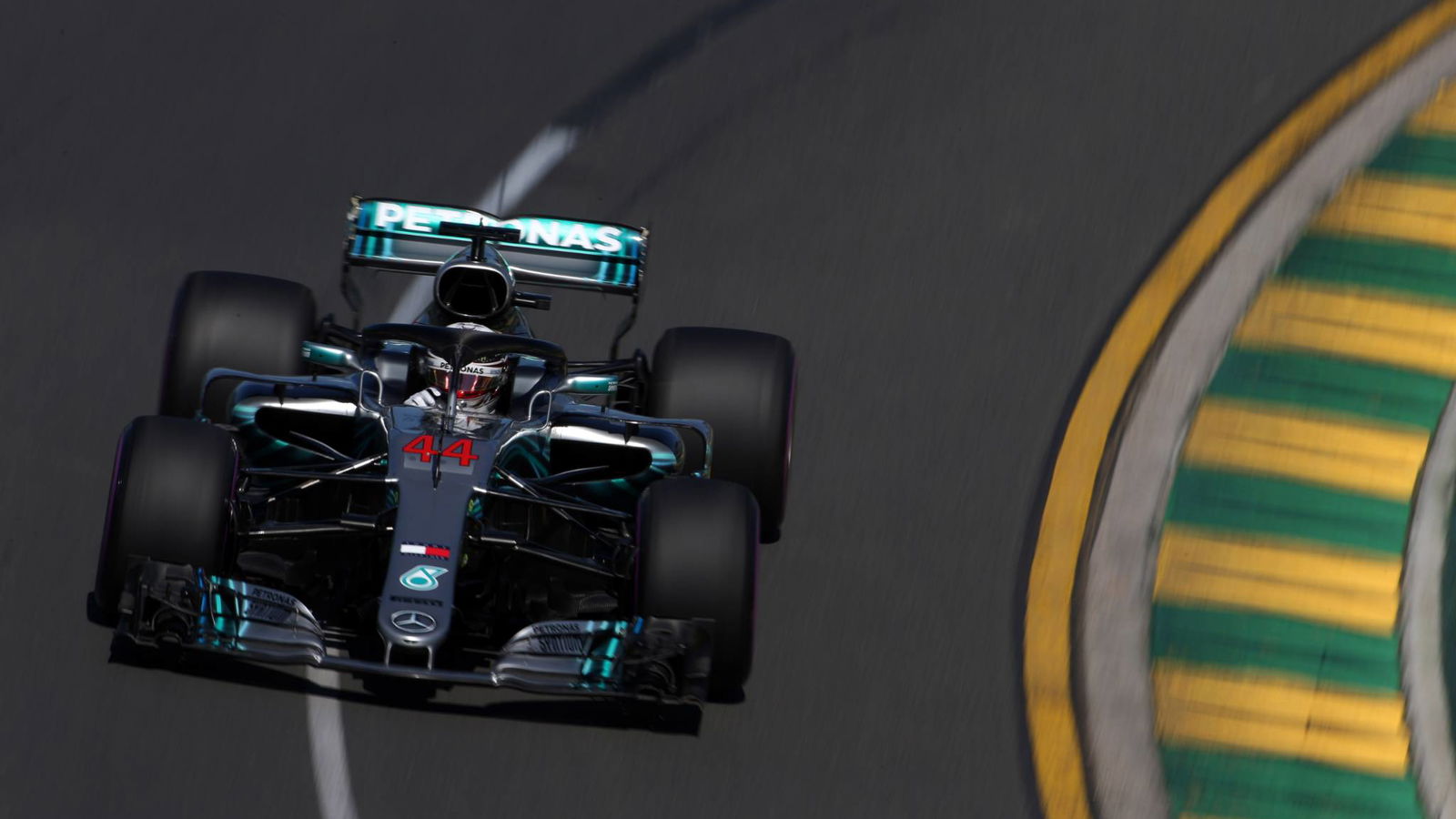 Hamilton edges Verstappen to lead Australia FP2