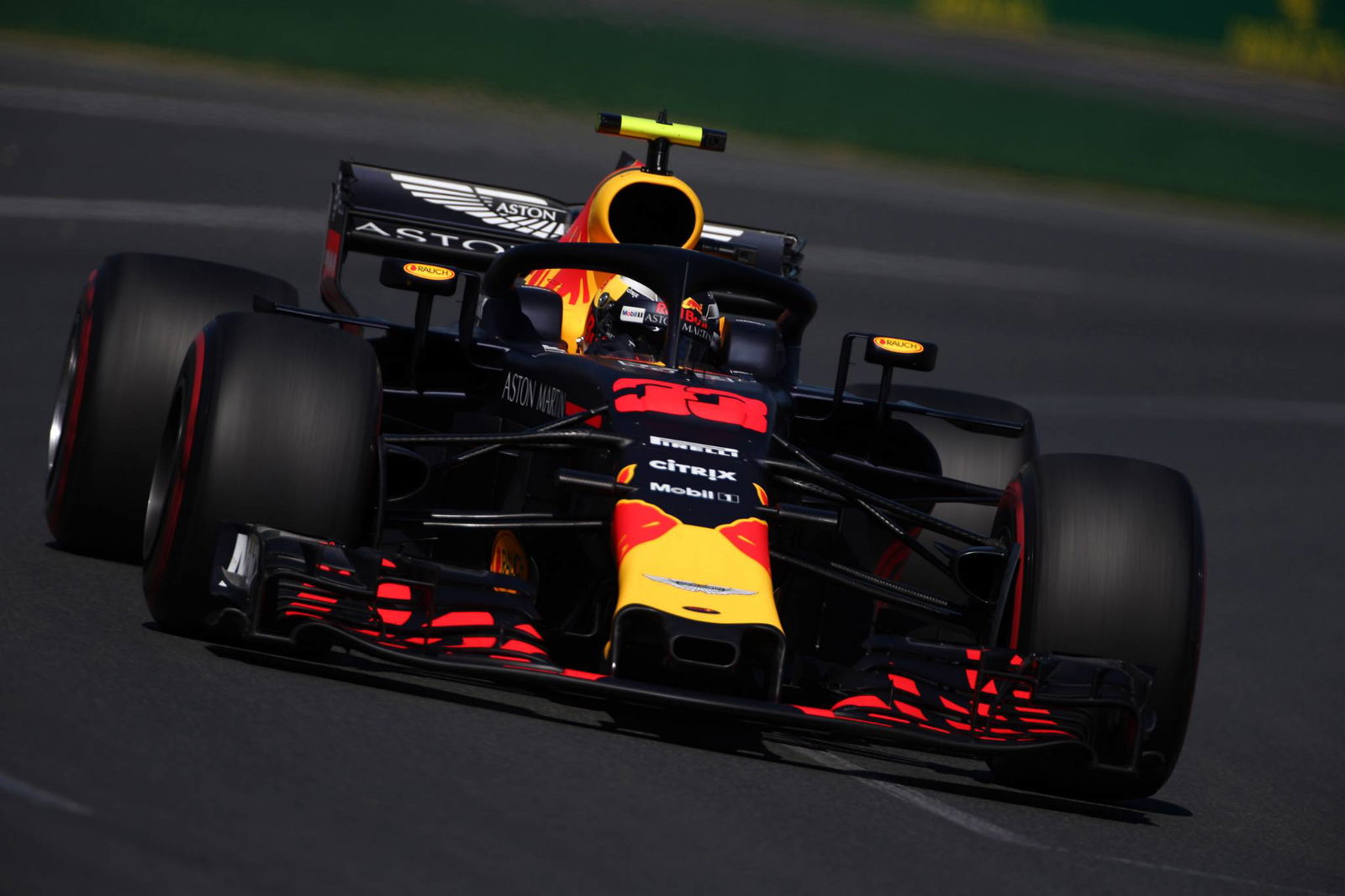 Hamilton edges Verstappen to lead Australia FP2