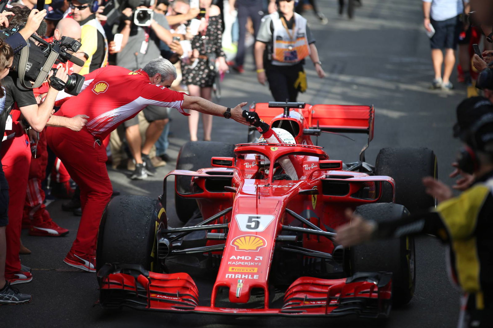 VIDEO: F1 GP Australia - Vettel dalam mode pesta