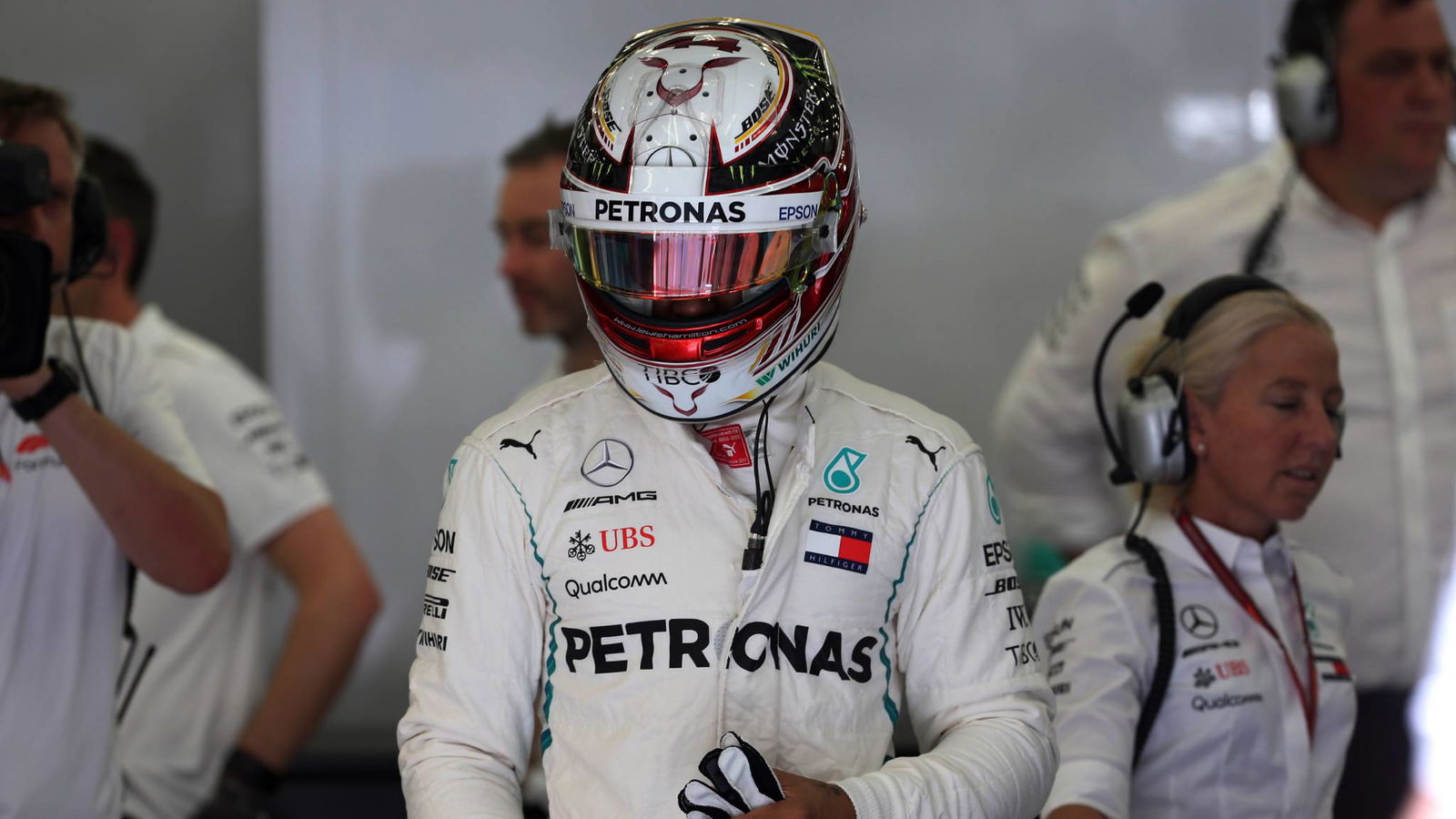 Hamilton memimpin Raikkonen saat membuka latihan F1 China