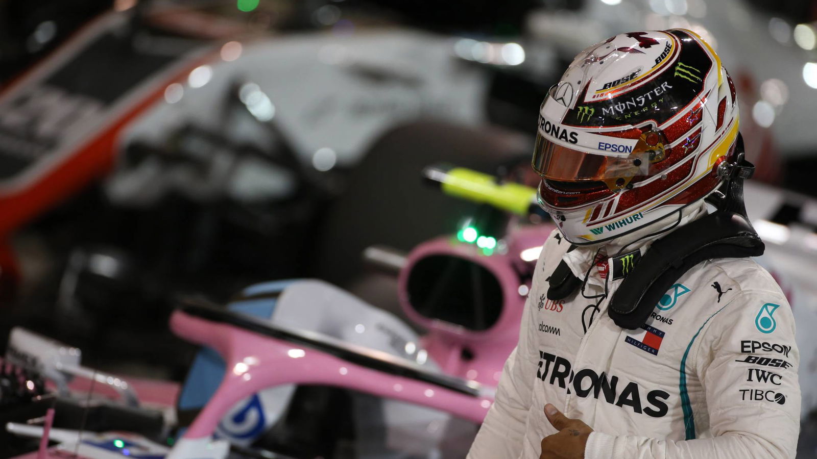 Hamilton mengeluhkan