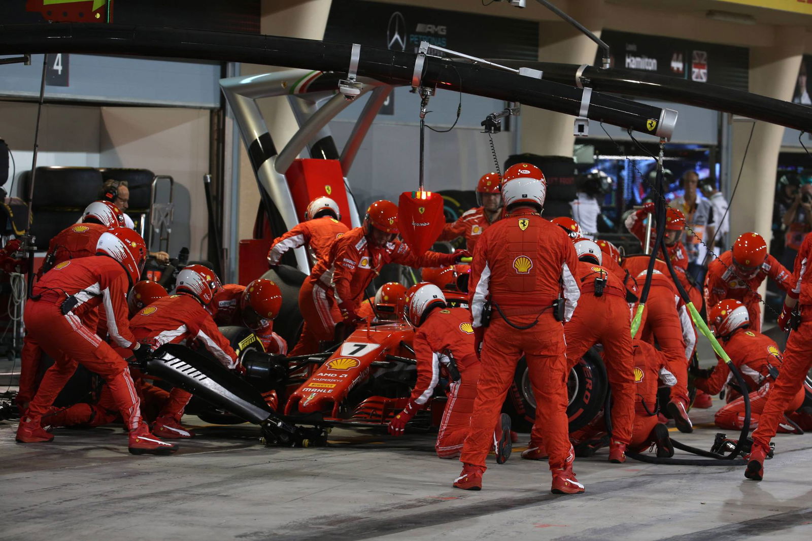Vettel bertahan untuk kemenangan dramatis F1 Bahrain