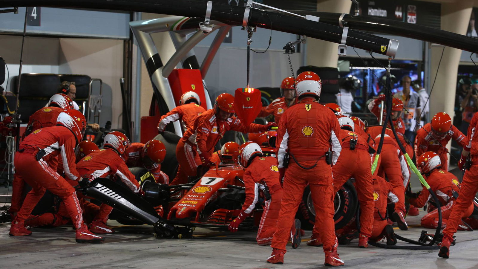 Mekanik Ferrari mengalami patah tulang kaki dalam kecelakaan Raikkonen
