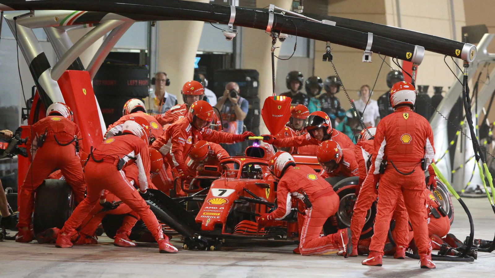 Steiner: F1 needs element of risk in pit stops 
