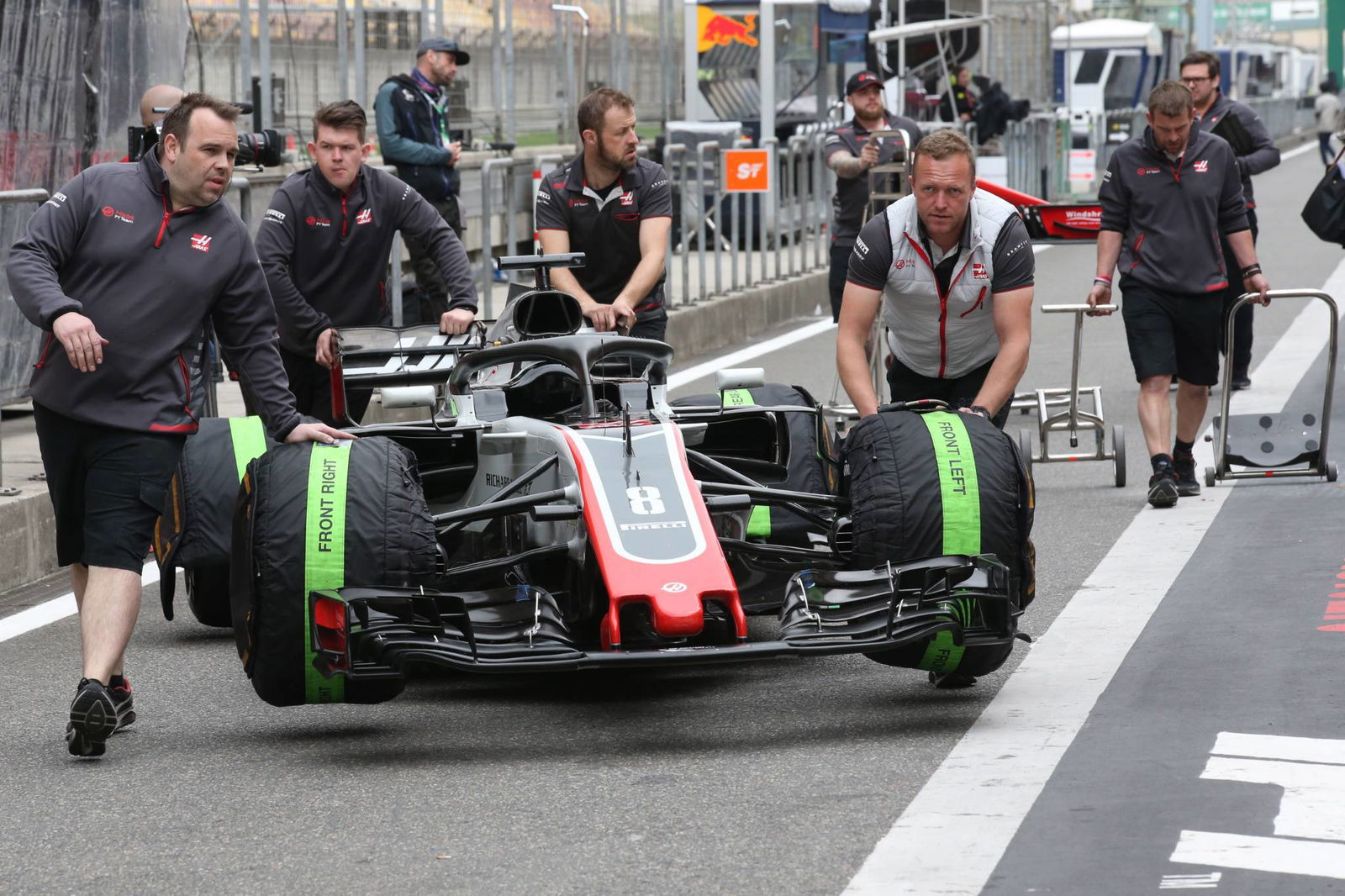 Hamilton memimpin Raikkonen saat membuka latihan F1 China