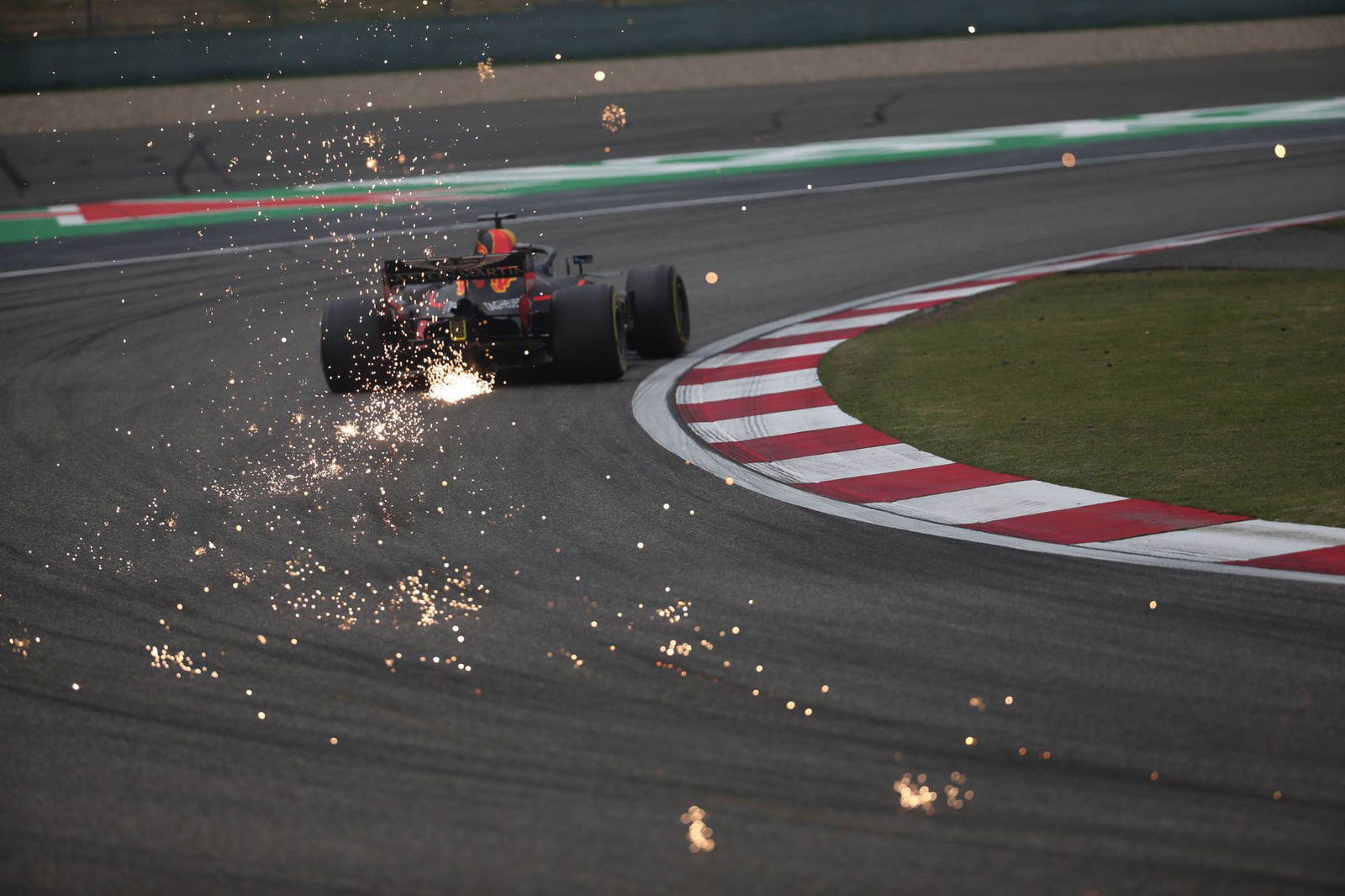 Hamilton unsure Mercedes F1 can challenge Ferrari in China