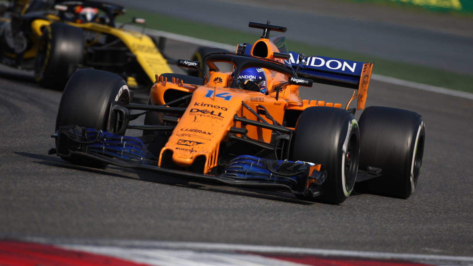 Alonso akui operan GP Tiongkok pada Vettel 'bukan pertarungan yang adil'