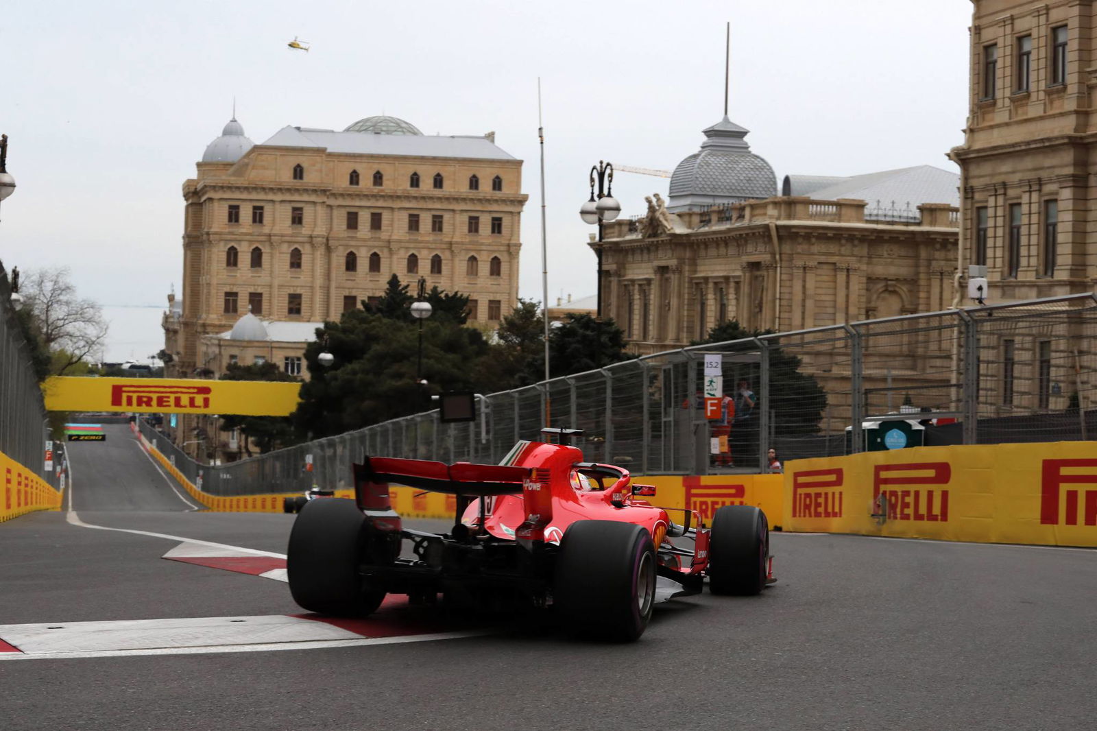 Vettel mengambil pole Baku F1 karena kesalahan telat merugikan Raikkonen