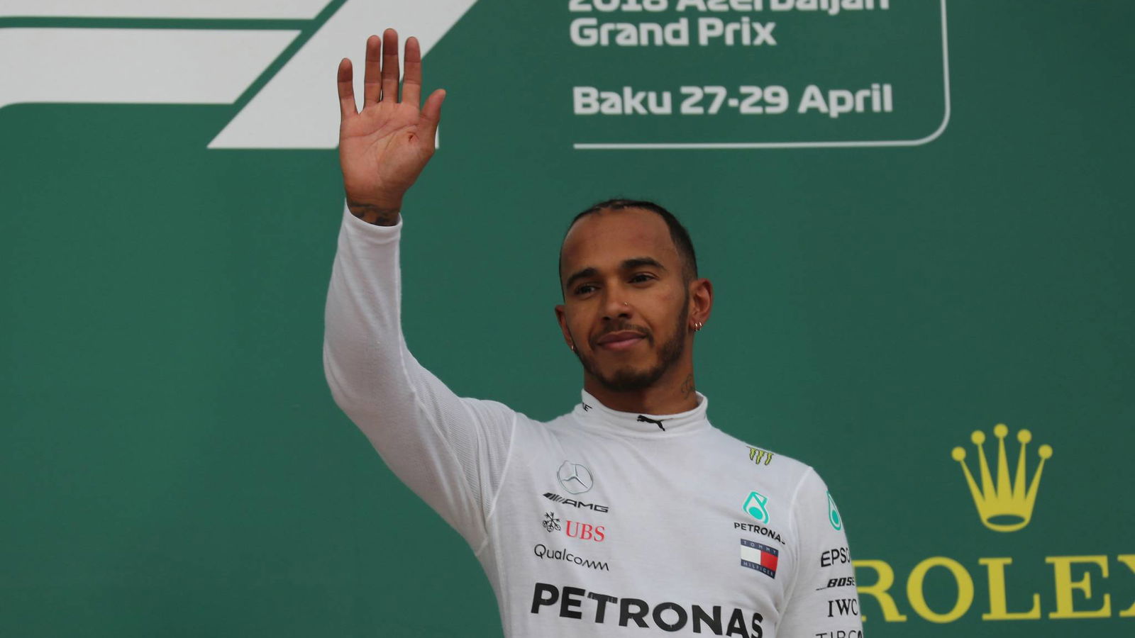 Hamilton menunda perayaan GP Azerbaijan untuk menghibur Bottas