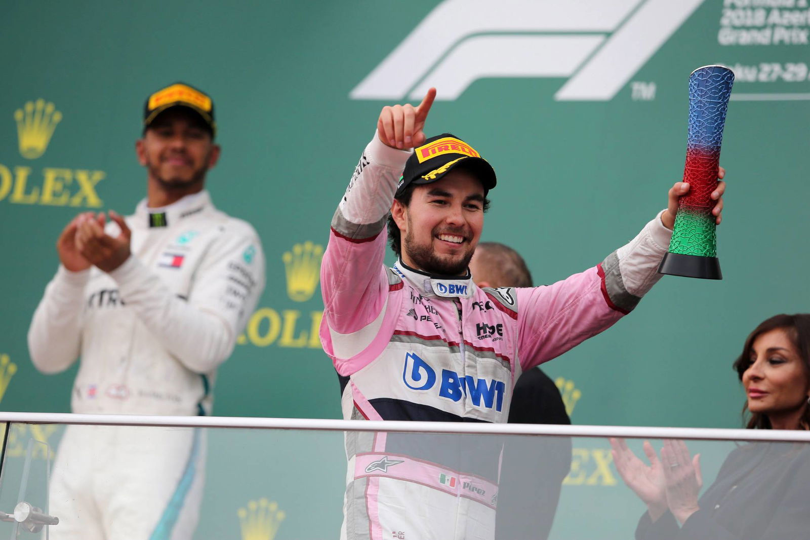 Hamilton menunda perayaan GP Azerbaijan untuk menghibur Bottas
