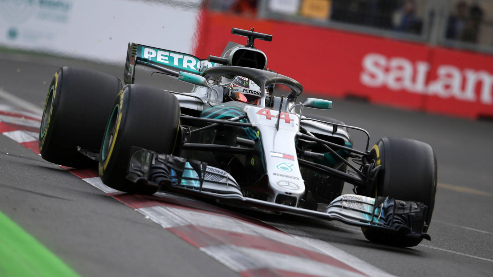 Mobil Mercedes F1 2018 lebih sulit dikendarai daripada 'diva' 2017 - Hamilton