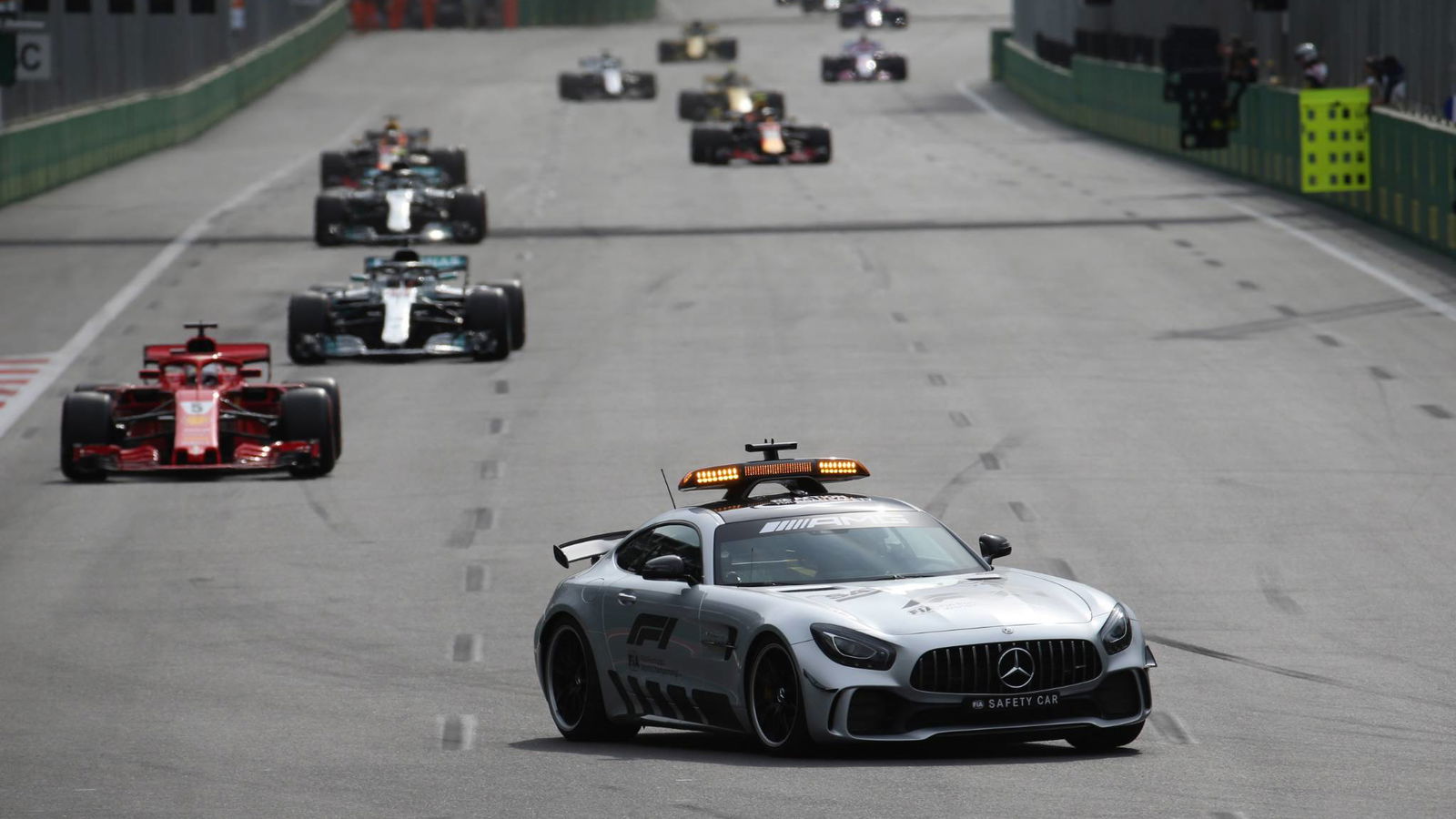 Hamilton mempertanyakan taktik restart Baku Safety Car Vettel
