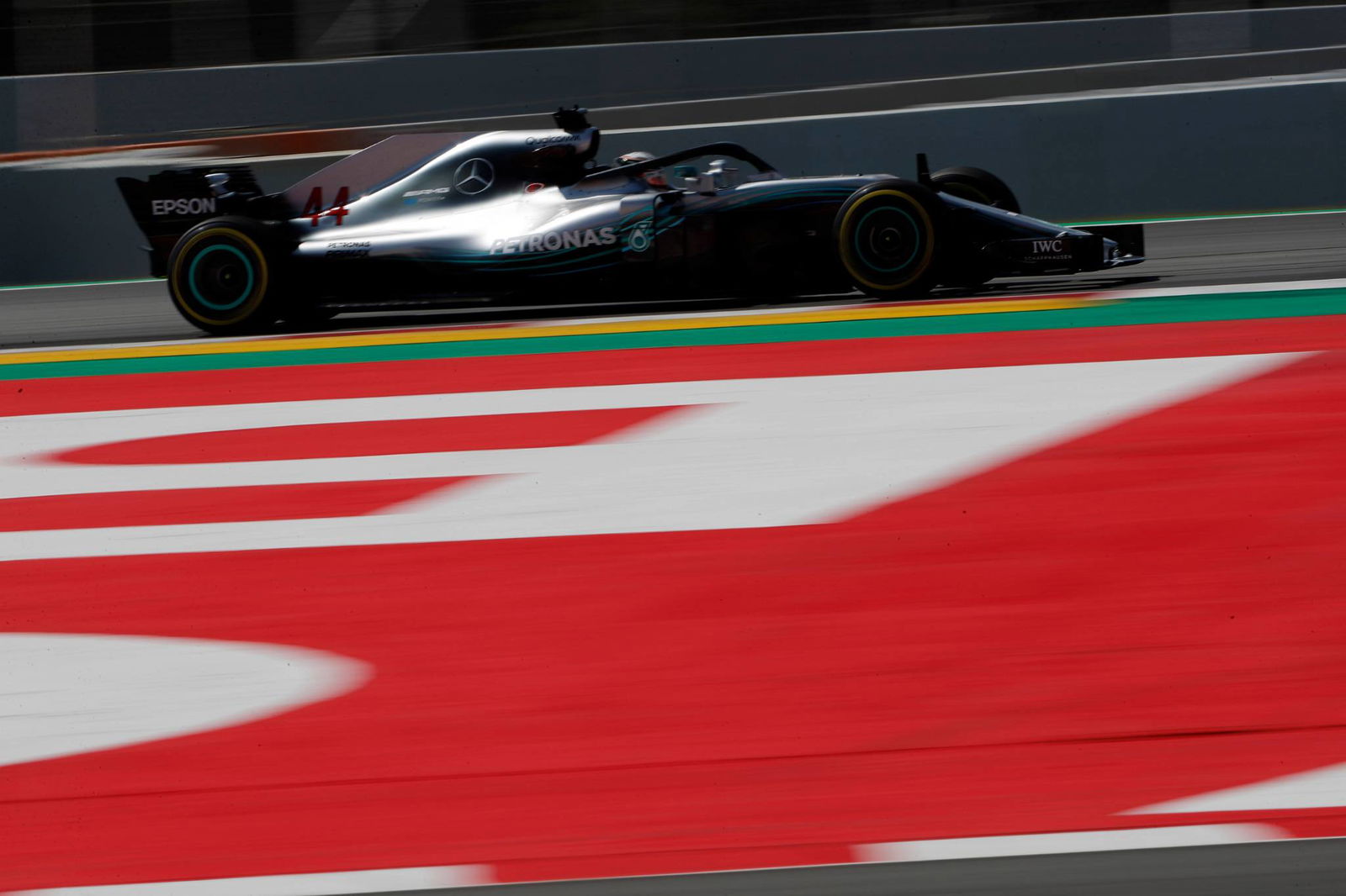 Hamilton leads Ricciardo in mistake-ridden FP2 in Spain 