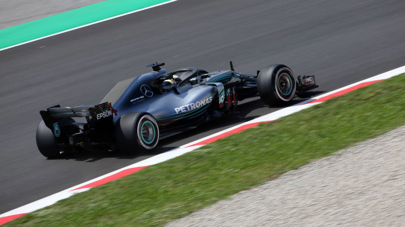 Hamilton: Ferrari 'mungkin mengantongi pasir' di Barcelona