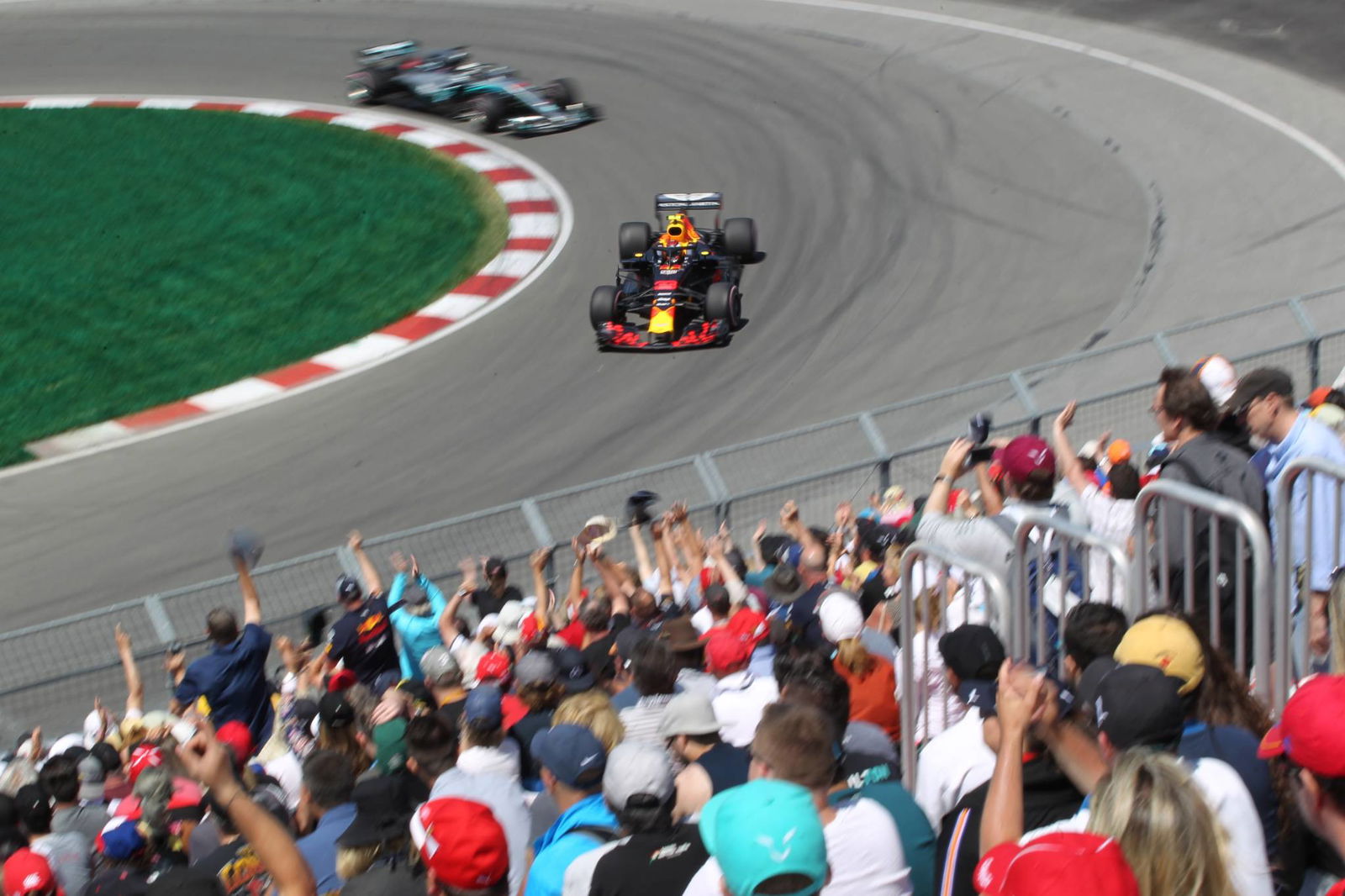 Vettel naik ke tiang F1 Kanada saat Hamilton berjuang keras