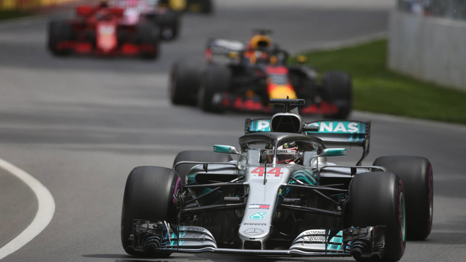 Hamilton: F1 salah arah dengan mesin