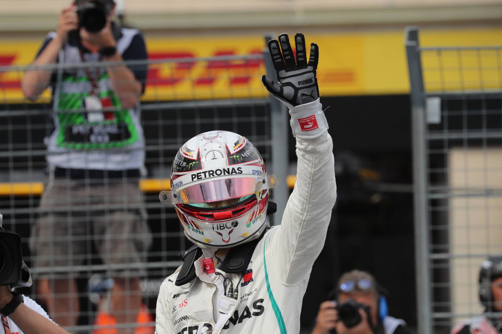 Hamilton melaju ke kemenangan GP Prancis; Vettel P5 setelah bentrokan